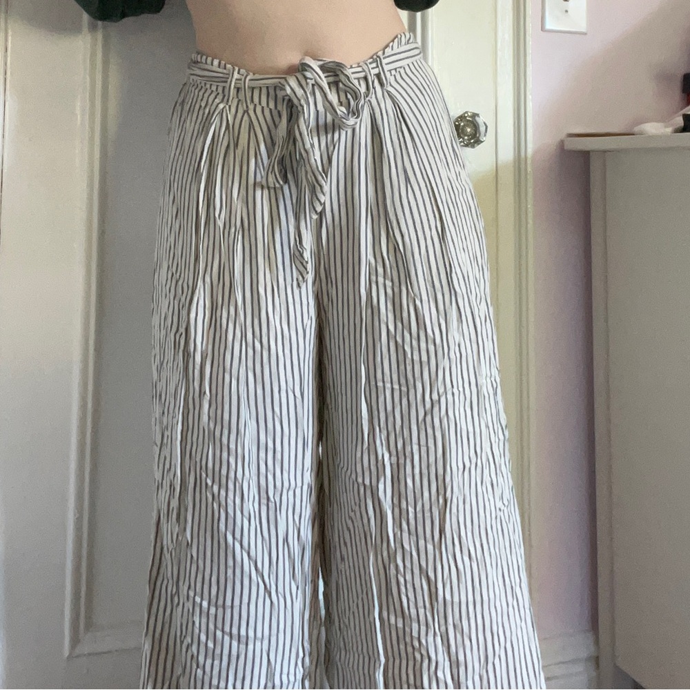 Cute Super Wide Leg American Eagle Striped Flowy Paperbag Pants!